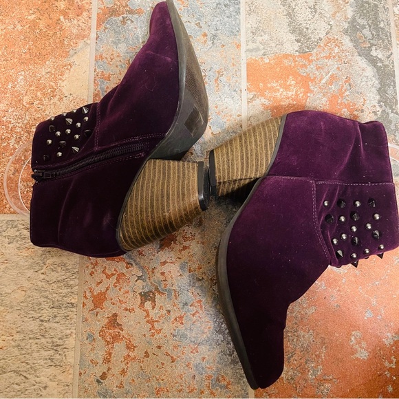 đź’‹Gorgeous Purple/Burgundy Suede Qupid Metal Spike Ankle Booties! - Picture 6 of 14